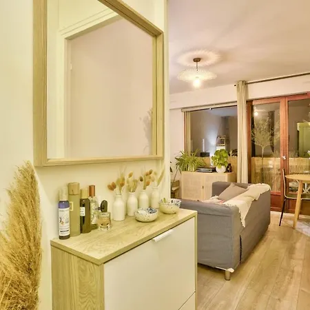 Cozy Studio With Small Balcony For 2 In Montmartre