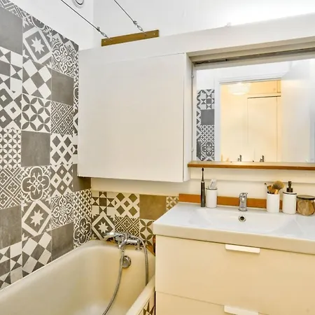Cozy Studio With Small Balcony For 2 In Montmartre דירה